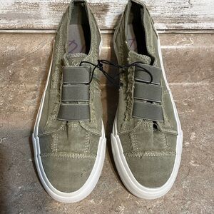 Women’s nice size 8 Blowfish slip on shoes